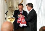 Byłem święcie przekonany, że nigdy nikomu tego nie oddam – mówił Donald Tusk, przekazując Bronisławowi Komorowskiemu szalik kibica, który miał w zwycięskich dla PO wyborach w 2007 r. 
