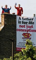 Brytyjczycy z organizacji Fathers4Justice od ponad dziesięciu lat zabiegają o zmianę prawa, które automatycznie przyznaje matkom opiekę nad dziećmi (Carl Court-pa/ap)