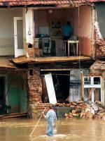 Po powodzi w 1997 r. rząd oszacował straty gospodarki na 12 mld zł. Na zdjęciu zniszczone domy w Kłodzku  