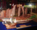 Modele statku Zheng He i karaweli „Santa Marii” Krzysztofa Kolumba ustawione obok siebie 