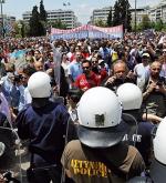 We wczorajszych demonstracjach w Atenach wzięło udział około 17 tysięcy osób, które sprzeciwiają się rządowym cięciom (fot: PANAGIOTIS MOSCHANDREOU)