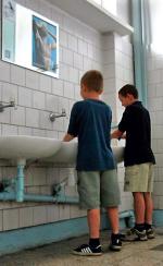 Minister edukacji uważa, że standardem w każdej polskiej szkole powinny być łazienki wyposażone  w bieżącą ciepłą i zimną wodę oraz środki czystości                  