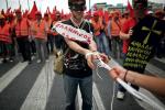  Wiec protestu przeciw planom oszczędnościowym w Atenach 15 maja