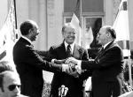 Prezydenci USA patronowali porozumieniom pokojowym Izraela z Arabami: po lewej Jimmy Carter pomiędzy  prezydentem Egiptu Anwarem Sadatem a premierem Izraela Menachemem Beginem, 26 marca 1979 