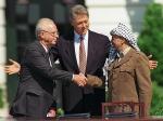 Bill Clinton godzi premiera Icchaka Rabina z przewodniczącym OWP Jaserem Arafatem  po podpisaniu porozumień z Oslo 13 września 1993 r.