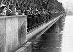Lipiec 1934 r. Mieszkańcy stolicy oglądają z mostu Kierbedzia wezbraną Wisłę. Gazety twierdziły, że to wątpliwa  rozrywka