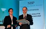 W kategorii inwestycje  pierwsze miejsce zajął zespół PKO BP (na zdj. Łukasz Tarnawa i Karolina Sędzimir-Domanow- ska). Kolejne przypadły ekonomistom Invest Banku i Pekao.