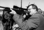 Bronisław Komorowski, do niedawna najbardziej znany myśliwy w Polsce, na zdjęciu podczas wizyty w I Warszawskiej Brygadzie Pancernej w Wesołej, maj 2001 r. 