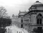 Gmach, w którym mieścił się w latach międzywojennych Uniwersytet Jana Kazimierza. Wcześniej była to siedziba Sejmu Krajowego Galicji  