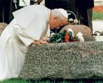 Jan Paweł II  u grobu ks. Jerzego 14 czerwca 1987 roku. Modlitwa i pocałunek papieża złożony na płycie nagrobka był jak pieczęć Kościoła potwierdzająca męczeństwo kapłana
