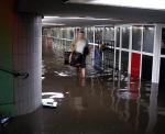 Woda podtopiła przejście podziemne przy ul. Targowej. Wdarła się także do metra, szpitali i podziemnych garaży