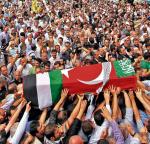 Trumny ofiar okryto podczas pogrzebu tureckimi i palestyńskimi flagami