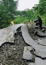 We wsi Kłodne koło Limanowej  po deszczach osunęła się ziemia.  Domy musiało opuścić  430 osób. Według geologów  na terenie wsi  raczej  nie będzie można odbudować zniszczonych budynków