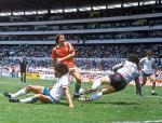  Marton Esterhazy (w czerwonej koszulce) podczas meczu Węgry - Francja na mistrzostwach świata w 1986 r