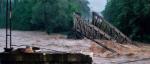 Wezbrane wody Popradu zerwały  kolejowy  most między Starym  a Nowym Sączem