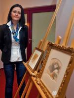 Alicja Knast, kurator Muzeum Fryderyka Chopina, prezentuje prace, które wzbogacą zbiory jej placówki  