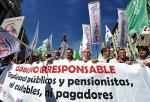 „Nieodpowiedzialny rząd. Pracownicy sektora publicznego i emeryci są niewinni” – to hasło z wczorajszej pikiety w Madrycie