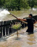W Janowcu niedaleko Kazimierza Dolnego woda przerwała umocnienia i zalała kilkadziesiąt gospodarstw