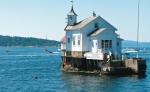 Samotny domek latarnika  u wejścia  do zatoki Oslo