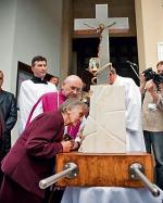 Mama  ks. Jerzego Marianna  Popiełuszko całuje  relikwie  błogosławionego syna    