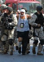 Nowe mundury polowe BOR będą podobne do tych, które noszą na misjach. Na zdjęciu funkcjonariusze BOR ewakuujący ambasadora Edwarda Pietrzyka po zamachu w Bagdadzie w 2007 r.