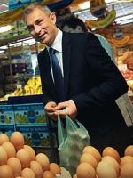 Grzegorz  Napieralski postawił na bazarowe zakupy.  W „Fakcie”  możemy  zobaczyć, jak kupuje jajka