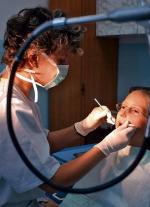 Wśród przyczyn złego stanu zębów stomatolodzy wymieniają m.in. brak opieki stomatologicznej w szkołach i przedszkolach