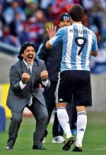 Maradona po kolejnym golu Gonzalo Higuaina / Ivan Sekretarev