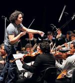 Gustavo Dudamel  nie jest typem dyrygenta intelektualisty, jest w nim natomiast radosna ekspresyjność