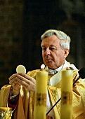 Abp Juliusz Paetz podczas mszy 28 marca 2002 r., w dniu, w którym zrezygnował