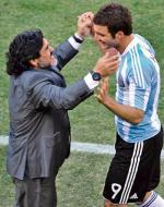 Gonzalo Higuain jest najlepszym strzelcem reprezentacji Argentyny. Obok trener Diego Maradona