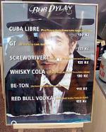 Plakat reklamuje drinki, z ich sprzedaży bard czerpie zyski