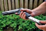 Zwolennicy posiadania  broni twierdzą, że bez pistoletu nawet w swoich domach są bezbronni wobec bandytów