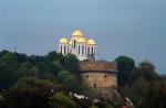 Złote kopuły białej cerkwi wznoszą się dziś nad Ostrogiem