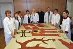 Pracownia konserwacji tkanin Zamku Królewskiego na Wawelu  z kopiami chorągwi krzyżackich