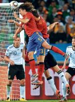 73. minuta. Carles Puyol (numer 5) zdobywa zwycięskiego gola dla Hiszpanii