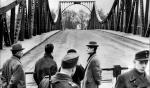 Podczas zimnej wojny do naj- głośniejszych aktów wymiany szpiegów dochodziło  na moście Glienicke  w Berlinie Zachodnim  (na zdjęciu wymiana pilota Gary’ego Powersa na Rudolfa Abla (luty 1962 roku)