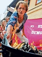 ≥Gudrun Schyman, liderka Inicjatywy Feministycznej, w proteście przeciw dyskryminacji kobiet w Szwecji spaliła 100 tys. koron