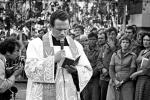 Ks. Henryk Jankowski podczas mszy świętej w Stoczni Gdańskiej w sierpniu 1980 r.