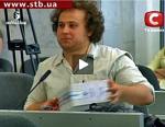 Dziennikarz Dmytro Swiatnenko prezentuje pudełko rzekomo zawierające szczątki tupolewa, który się rozbił pod Smoleńskiem  