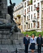 Prezydent elekt Bronisław Komorowski i prezydent Litwy Dalia Grybauskaite złożyli kwiaty na placu Matejki