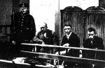 Trzej terroryści przed sądem doraźnym – nie wierzyli, że skażą ich na śmierć. „Tuż przed egzekucją zaczęli gorączkowo wyrzucać z siebie okrzyki komunistyczne” – napisała „Gazeta Poranna”