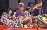 „Weterani Stonewall” – czyli osoby kultywujące tradycję zamieszek z 1969 r. podczas parady w Nowym Jorku w 1999 r. 