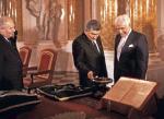  Ryszard Kaczorowski przekazuje insygnia władzy prezydenckiej Lechowi Wałęsie, 22 grudnia 1990 r.