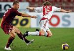 Tomas Repka kiedyś straszył rywali  w obronie  reprezentacji Czech,  Fiorentiny  i West Ham,  od kilku lat  straszy znowu w Sparcie,  którą wybrał  na ostatni  rozdział kariery.  Na zdjęciu  fauluje  Toma de Mula w meczu Sparty  z Ajaksem  w Pucharze UEFA  w 2006 roku  