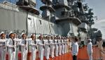 Kreml chce radykalnie zmienić wizerunek armii. Na zdjęciu prezydent Dmitrij Miedwiediew na pokładzie krążownika „Piotr Wielki”