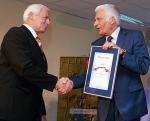 Prof. Jerzy Buzek gratuluje wyróżnienia burmistrzowi Kórnika Jerzemu Lechnerowskiemu