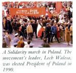 W irlandzkim podręczniku informacje o demonstracji „Solidarności” zilustrowano zdjęciem z komunistycz-nego pochodu / fot: Marian Zacharczuk, „Gazeta miasta