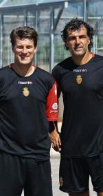 Trener Mallorki Michael Laudrup (z lewej) i jego asystent  Miguel Angel Nadal, wujek sławnego tenisisty Rafaela,  który zaangażował się w ratowanie klubu z rodzinnej wyspy