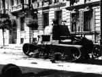 Początkowo powstańcy nie wiedzieli, skąd ten pojazd – włoski czołg zniszczony przy Piusa XI (dziś – Piękna) 